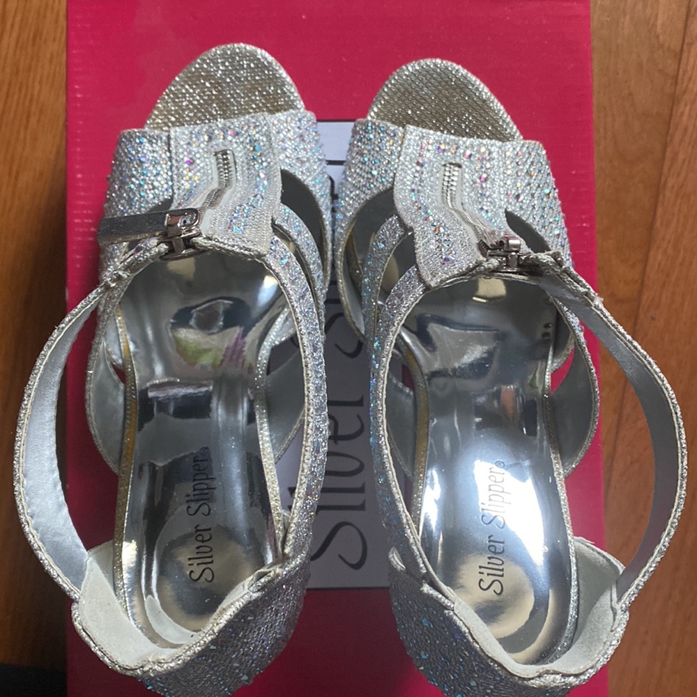 Silver Heels - Picture 3 of 4